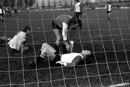 PEC tegen Feyenoord 1-3, KNVB-beker, Wery (liggend) geblesseerd, Ressel helpt, Bestanddeelnr 926-1865