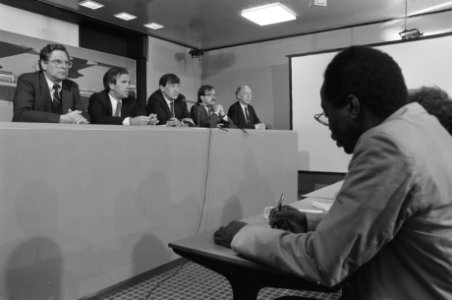 Parlementaire delegatie terug uit Suriname op Schiphol, Bestanddeelnr 934-3563