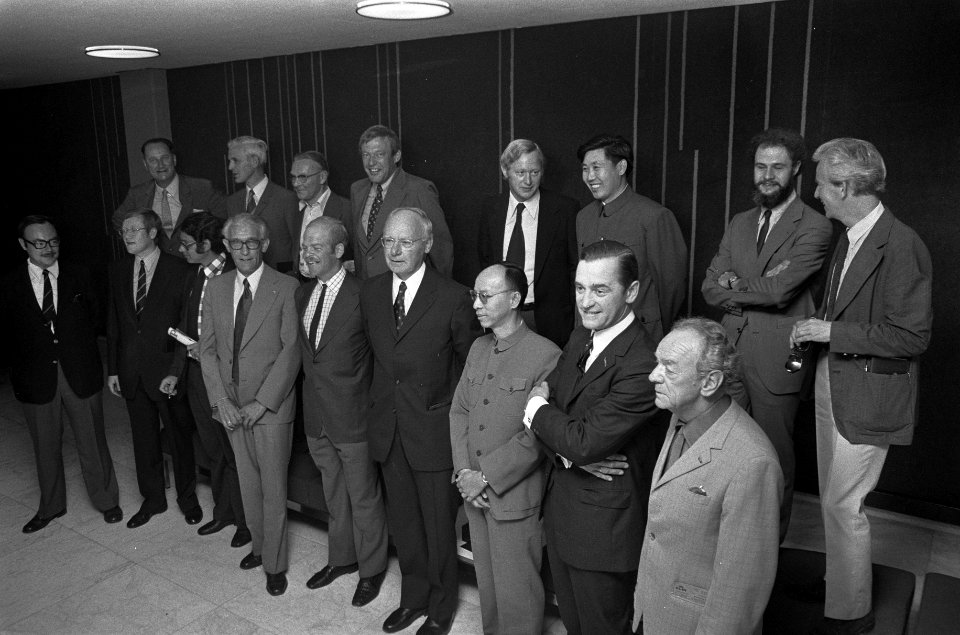 Parlementaire delegatie naar China, voltallige groep Parlementariers met in het , Bestanddeelnr 926-6165