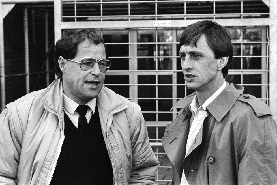PEC-coach Rinus Israël (l) in gesprek met Johan Cruyff, Bestanddeelnr 932-3666