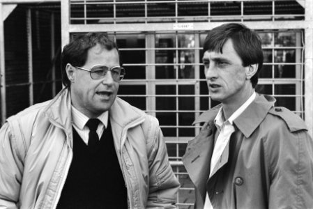 PEC-coach Rinus Israël (l) in gesprek met Johan Cruyff, Bestanddeelnr 932-3666