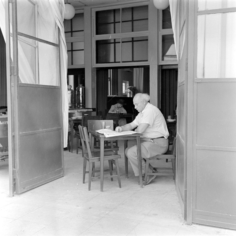 Parlementslid in de kantine van de knesseth in Tel Aviv bij het lezen van een kr, Bestanddeelnr 255-1337
