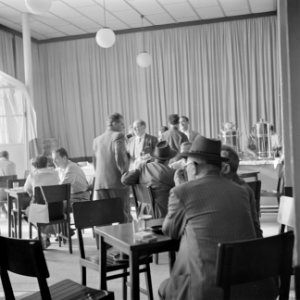 Parlementsleden in de kantine van de knesseth in Tel Aviv gevestigd in een biosc, Bestanddeelnr 255-1339