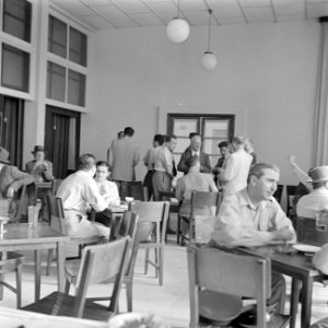 Parlementsleden in de kantine van de knesseth in Tel Aviv gevestigd in een biosc, Bestanddeelnr 255-1338