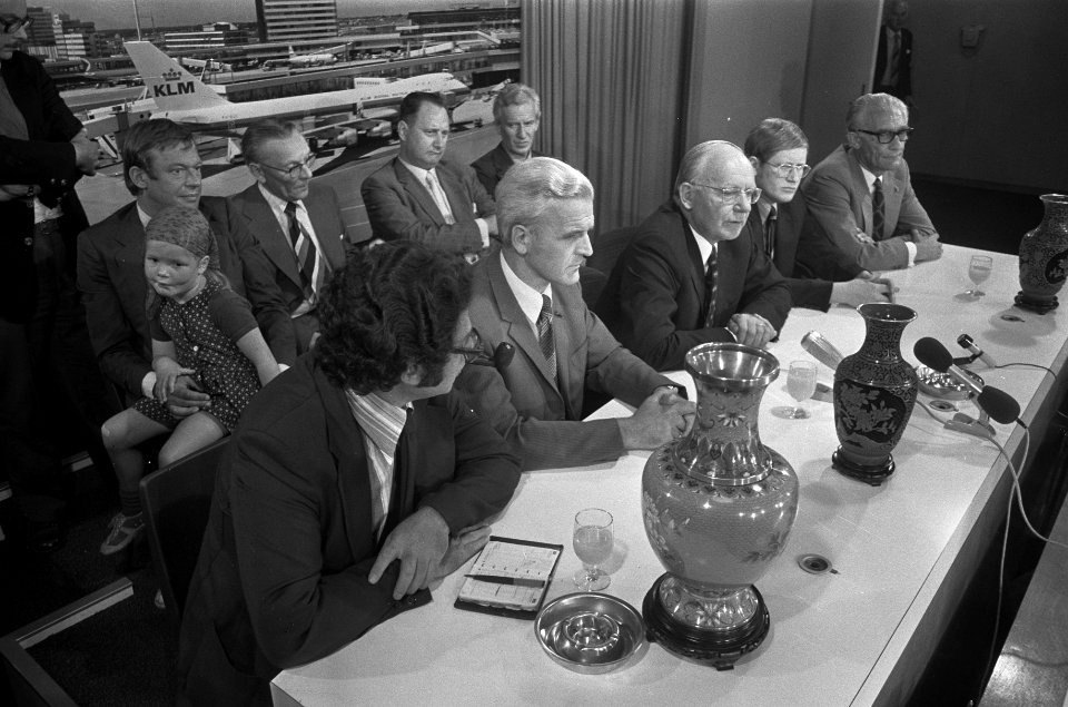 Parlementaire delegatie terug uit China op Schiphol, de delegatieleden tijdens p, Bestanddeelnr 926-6412
