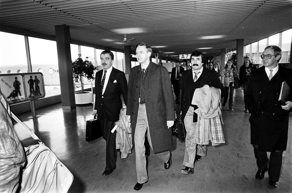 Parlementaire delegatie op Schiphol na bezoek aan Spanje. Ploeg (VVD), Dolman, V, Bestanddeelnr 932-0030