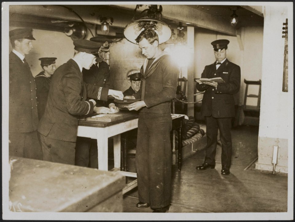 Pay day. Each man receives his money on his cap, Bestanddeelnr 158-2655