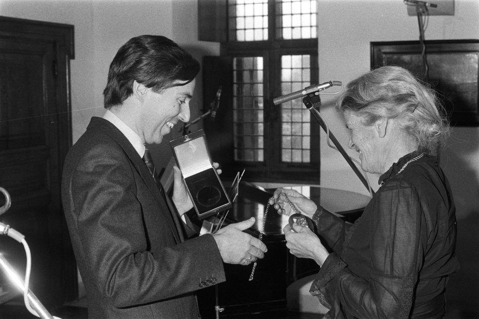 PC Hooftprijs 1982 uitgereikt aan Vasalis op Muiderslot M. Vasalis ( Drooglever, Bestanddeelnr 932-8088