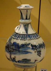 Pear-shaped kalyan (water pipe base), Iran, Kirman or Mashhad, early 17th century, underglaze-painted stonepaste - Royal Ontario Museum - DSC04703
