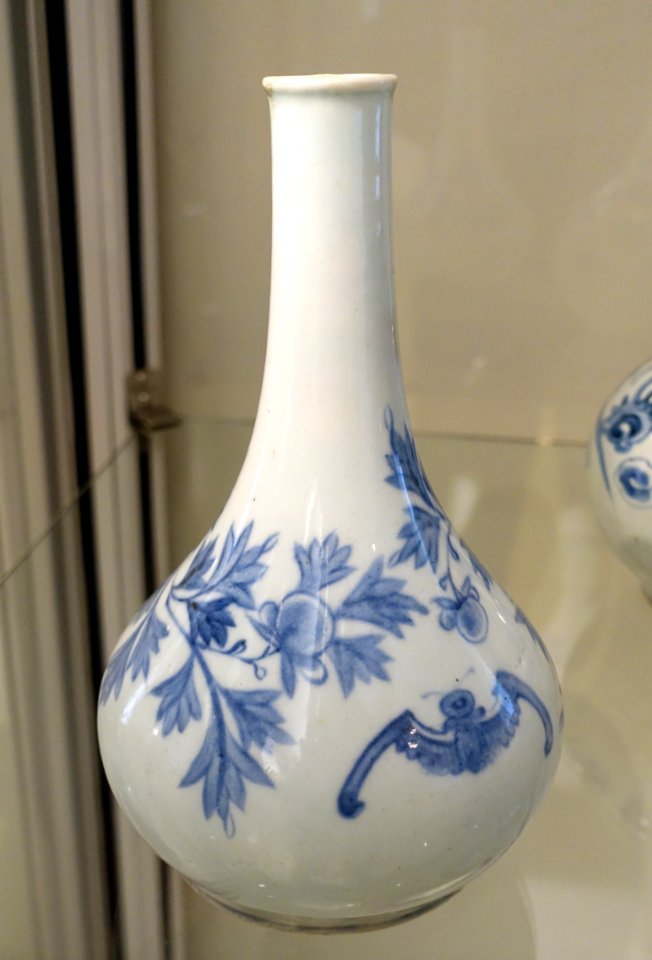 Pear-shaped wine bottle with peonies and a bat, Korea, Joseon, 19th century AD, porcelain with underglaze blue - Östasiatiska museet, Stockholm - DSC09436