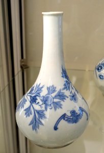 Pear-shaped wine bottle with peonies and a bat, Korea, Joseon, 19th century AD, porcelain with underglaze blue - Östasiatiska museet, Stockholm - DSC09436