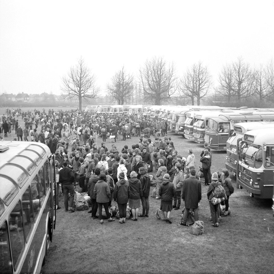 Pax Christi begonnen, circa 3000 deelnemers naar Den Bosch , rijen bussen staan , Bestanddeelnr 916-2591
