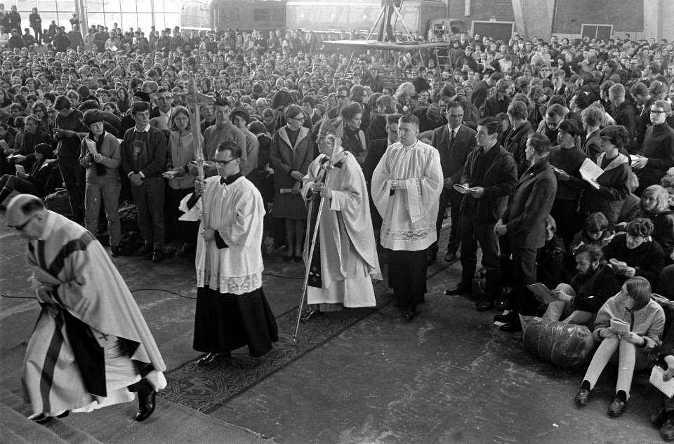Pax Christie voettocht , slotbijeenkomst in Den Bosch , Kardinaal Alfrink betree, Bestanddeelnr 920-1969