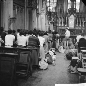 Pax Christi tocht in Den Bosch . Gebed in de kerk, Bestanddeelnr 912-8717