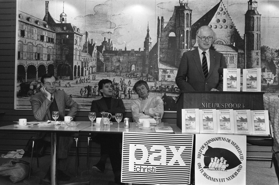 Pax Christi en IKV bieden in Den Haag brochure over conventionele bewapening aan, Bestanddeelnr 933-9052