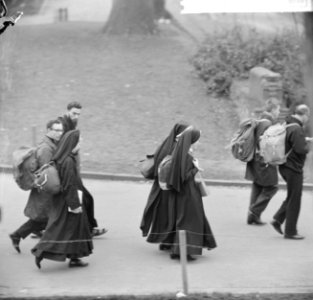 Pax Christi begonnen, circa 3000 deelnemers naar Den Bosch , rijen bussen staan , Bestanddeelnr 916-2592