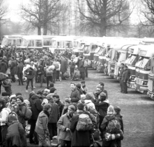 Pax Christi begonnen, circa 3000 deelnemers naar Den Bosch , rijen bussen staan , Bestanddeelnr 916-2590