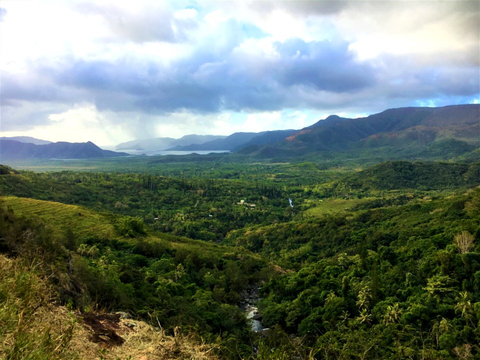 Paysage de Canala avec une averse