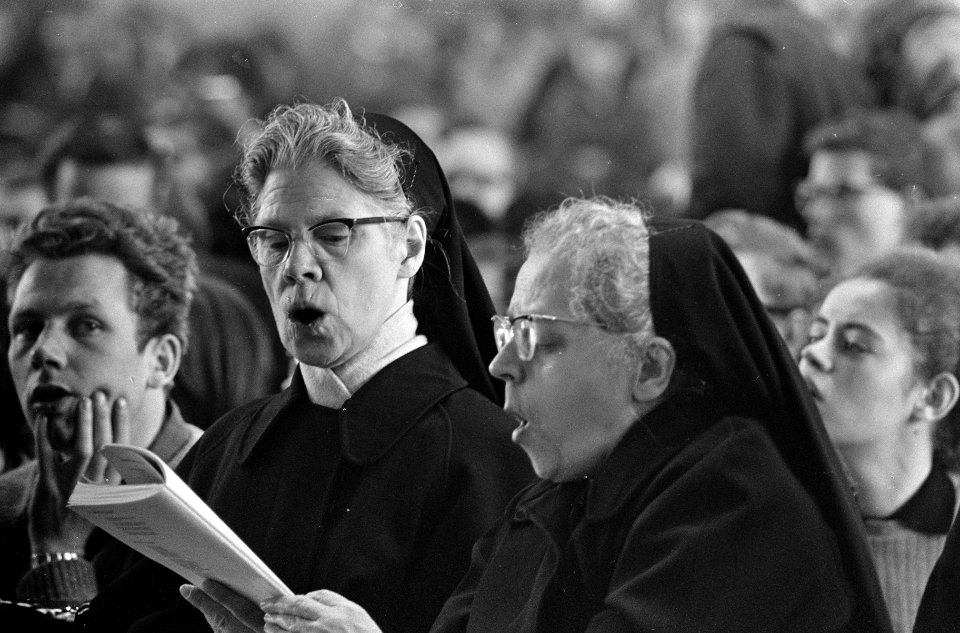 Pax Christie voettocht , slotbijeenkomst in Den Bosch , twee zusters zingen mee , Bestanddeelnr 920-1971