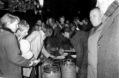 Pax Christie voettocht besloten met een bijeenkomst in de Sint Jans Kathedraal D, Bestanddeelnr 922-9014