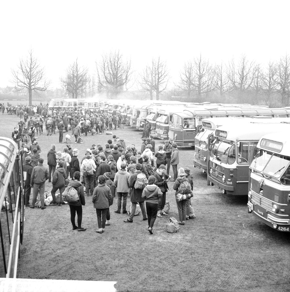 Pax Christi begonnen, circa 3000 deelnemers naar Den Bosch , rijen bussen staan , Bestanddeelnr 916-2594