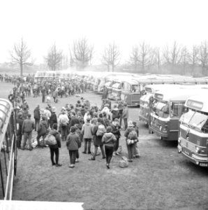 Pax Christi begonnen, circa 3000 deelnemers naar Den Bosch , rijen bussen staan , Bestanddeelnr 916-2594