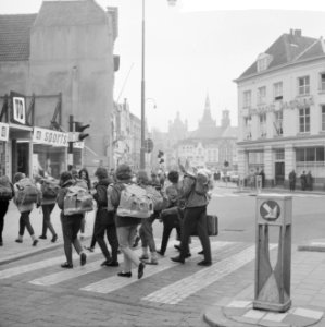 Pax Christi begonnen, circa 3000 deelnemers naar Den Bosch , deelnemers naar de , Bestanddeelnr 916-2598