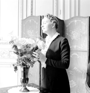 Pavla Vachková-Osuská, echtgenote van diplomaat Štefan Osuský, poserend bij een , Bestanddeelnr 255-8785
