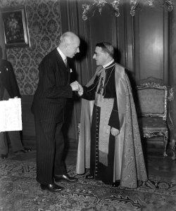 Pauselijke Internuntius Paolo Giobbe 25 jaar bisschop. Minister Mr. Th.R.J. Wije, Bestanddeelnr 903-9310