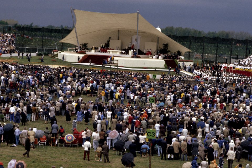 Pausbezoek aan Nederland, Eucharistieviering op vliegveld Beek in Limburg overz, Bestanddeelnr 253-8915