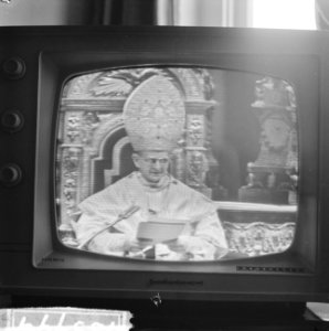 Paus Paulus heeft in de Sint Pieter te Rome het Concillie geopend vanaf televisi, Bestanddeelnr 915-5794