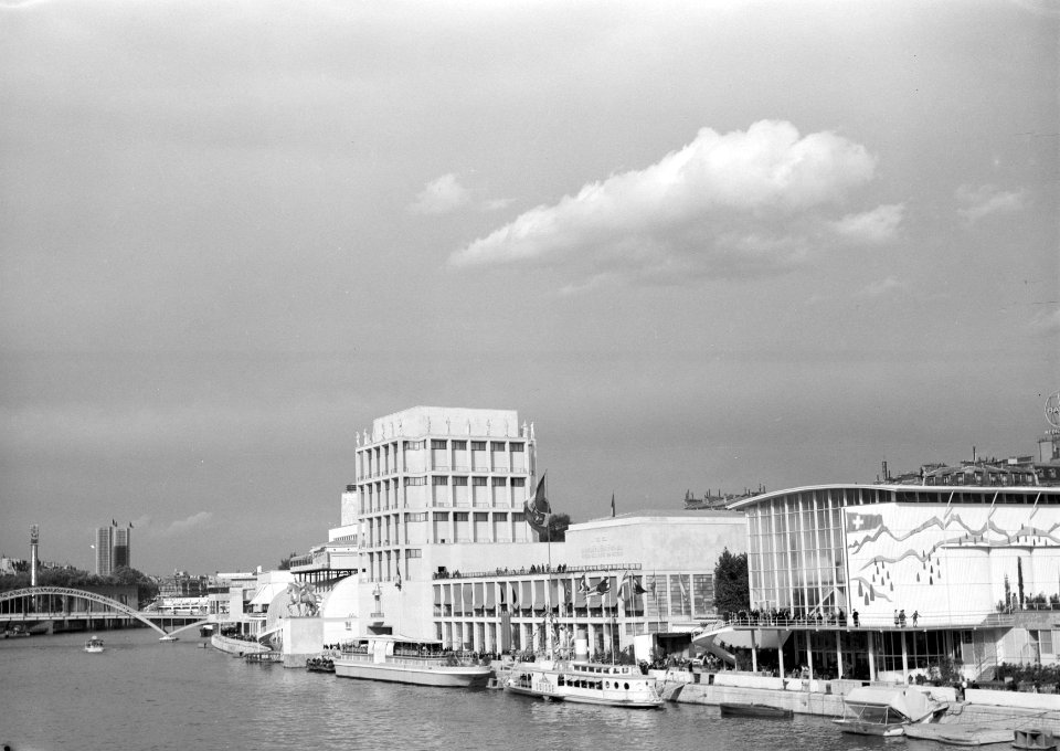 Paviljoens langs de Seinekade met rechts het Zwitsers paviljoen met diverse rond, Bestanddeelnr 254-2677