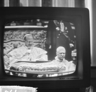 Paus Paulus heeft in de Sint Pieter te Rome het Concillie geopend vanaf televisi, Bestanddeelnr 915-5795