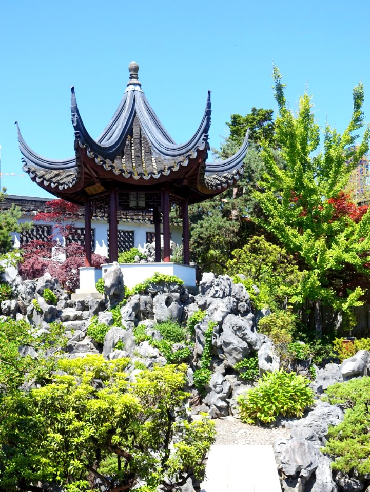 Pavilion with Tai Hu stones - Dr. Sun Yat-Sen Classical Chinese Garden - Vancouver, Canada - DSC09796