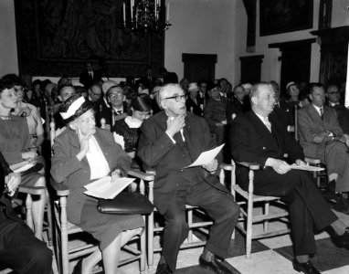 PC Hooftprijs uitgereikt aan dichter Hans Keuls door Mr Y Scholten, Bestanddeelnr 913-9440