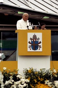 Pausbezoek aan Nederland, Paus Johannes Paulus II na aankomst op vliegveld Welsc, Bestanddeelnr 253-8904