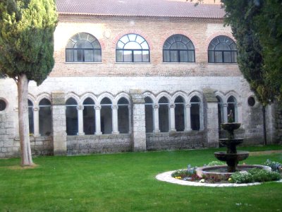 Peñafiel - Convento de San Pablo, claustro 01
