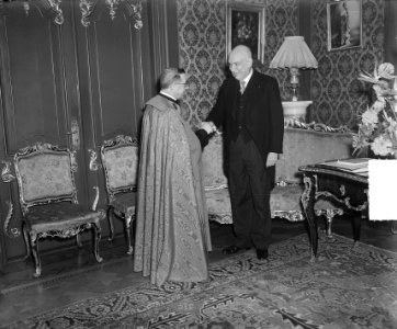 Pauselijke Internuntius Paolo Giobbe 25 jaar bisschop. Minister J.R.H. van Schai, Bestanddeelnr 903-9311