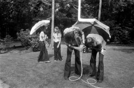 Pauzerende wandelaars drinken water onder een parasol, Bestanddeelnr 928-0370