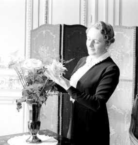 Pavla Vachková-Osuská, echtgenote van diplomaat Štefan Osuský, poserend bij een , Bestanddeelnr 255-8783