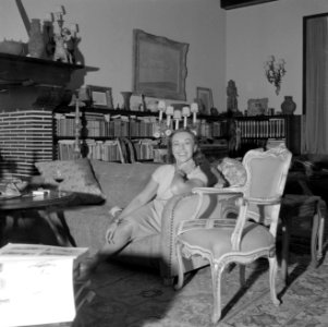 Paulette Goddard in gesprek, zittende op de sofa in de woonkamer van de villa in, Bestanddeelnr 254-4752