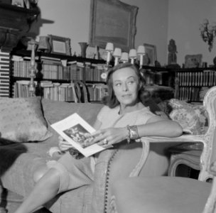Paulette Goddard in de woonkamer van de villa in Porto Ronco met een boekje, Bestanddeelnr 254-4749