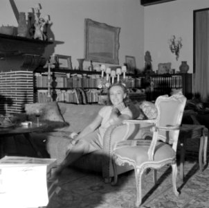 Paulette Goddard in gesprek, zittende op de sofa in de woonkamer van de villa in, Bestanddeelnr 254-4751