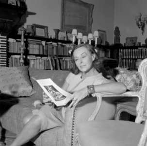 Paulette Goddard in de woonkamer van de villa in Porto Ronco met een boekje, Bestanddeelnr 254-4748