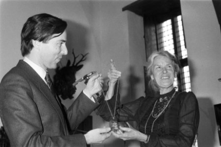 PC Hooftprijs 1982 uitgereikt aan Vasalis op Muiderslot minister Brinkman met M, Bestanddeelnr 932-8085