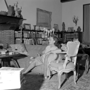 Paulette Goddard in gesprek, zittende op de sofa in de woonkamer van de villa in, Bestanddeelnr 254-4750