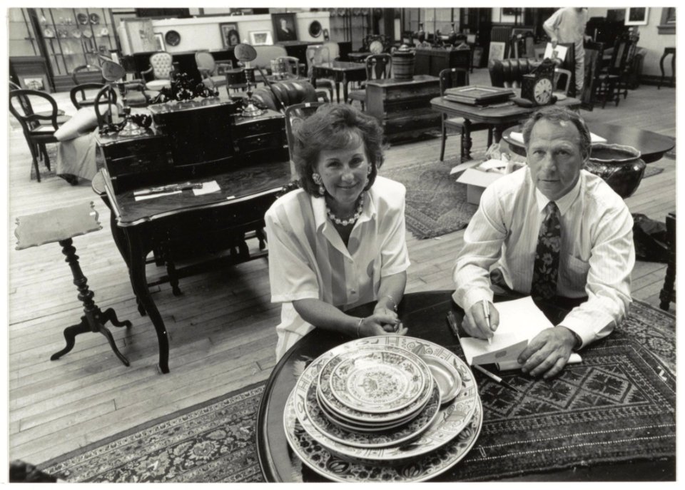 Paula en Theo Brinkman in het veilinggebouw aan de Bilderdijk, NL-HlmNHA 54034144
