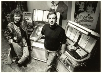 Paula Ramach en Pieter Reus in hun winkel 'The Fifties' in de Kleine Houtstraat, waar jukeboxen en andere artikelen uit de jaren 40 en 50 worden verkocht. NL-HlmNHA 54032039