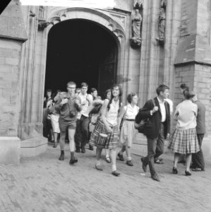 Pax Christi tocht in Den Bosch . Het verlaten van de kerk, Bestanddeelnr 912-8716