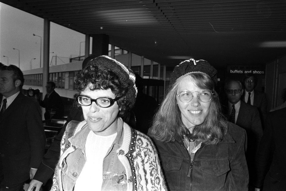 Paula Witkam (links) en Marga Heynsbroek bij aankomst Schiphol na in Israel geva, Bestanddeelnr 927-5960